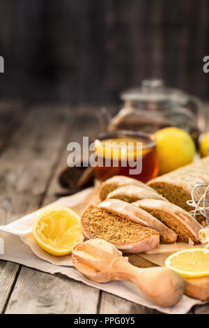 Earl Grey Tee mit hausgemachten Kuchen mit Zitrone Puderzucker und Tee. Copyspace Hintergrund. Stockfoto