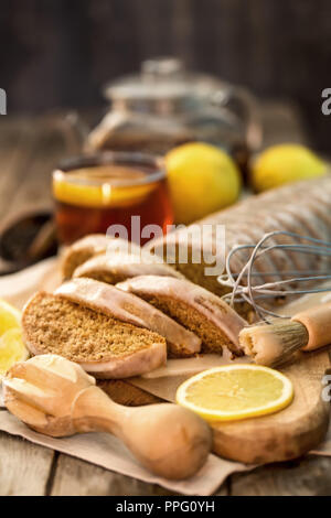 Earl Grey Tee mit hausgemachten Kuchen mit Zitrone Puderzucker und Tee. Stockfoto