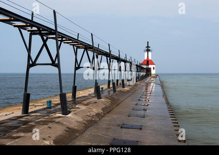 St. Joseph Leuchtturm befindet sich am Lake Michigan im Bundesstaat Michigan. Ein erhöhter Laufsteg erstreckt sich von der Küste zu den äußeren Leuchtturm. Stockfoto