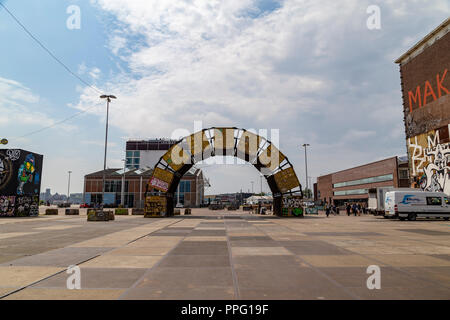 Container bilden ein Tor zu einem Bereich für Graffiti Künstler in der NDSM-Werft, Amsterdam, Niederlande Stockfoto