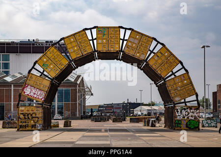 Container bilden ein Tor zu einem Bereich für Graffiti Künstler in der NDSM-Werft, Amsterdam, Niederlande Stockfoto