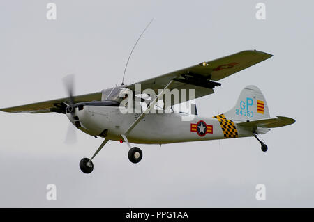 Cessna L-19/O-1 Bird Dog war ein Verbindungsflugzeug und Beobachtungsflugzeug. Diente bei der US-Armee Vietnam. Pilot Justin Needham in Cessna L-19E BirdDog Flugzeug Stockfoto