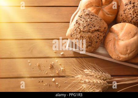 Brotlaib hausgemachte mit Kneter und Mehl auf schwarz Tisch in der Küche. Ansicht von oben. Horizontale Zusammensetzung Stockfoto