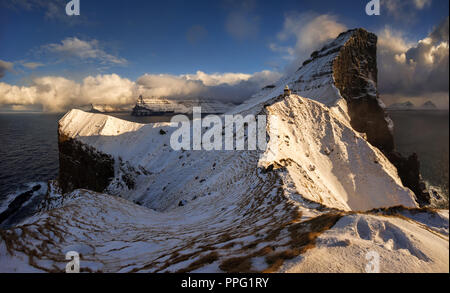 Kallur Leuchtturm auf Kalsoy Insel an der sonnigen Tag, Färöer Inseln Stockfoto