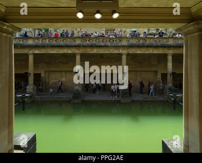 Die große Badewanne unterhalb der Terrasse des historischen Römischen Bäder, Badewanne, Somerset, England, UK. Stockfoto