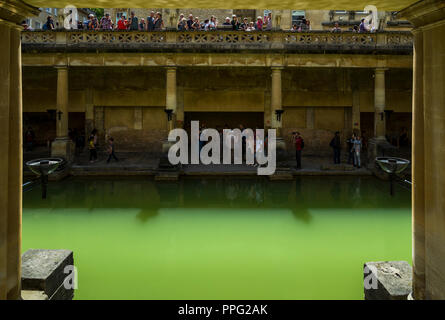 Die große Badewanne unterhalb der Terrasse des historischen Römischen Bäder, Badewanne, Somerset, England, UK. Stockfoto
