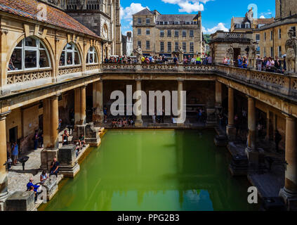 Besucher erkunden die Terrasse und großer Badewanne der Römischen Bäder, in der historischen Stadt Bath, Somerset, England, UK. Stockfoto