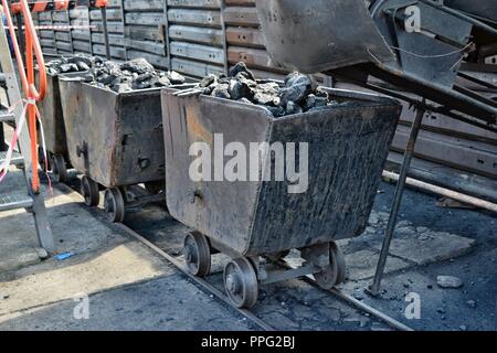 Beladung und Transport von Kohle Triebwagen mit Kohle in der Mine Stockfoto