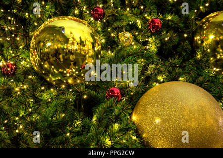 Konzeptionelle Bild der geschmückten Weihnachtsbaum mit bunten Lichtern und Ornamente Stockfoto