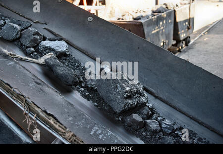 Transport und Sortierung von Kohle durch ein Förderband in die Mine Stockfoto