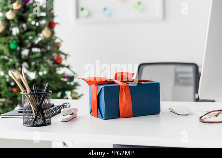 Weihnachtsgeschenk am weißen Tisch im Büro Stockfoto