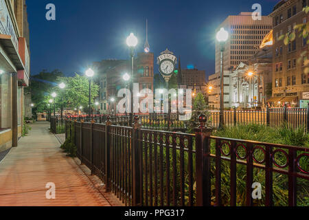 UTICA, NY, USA - SEP. 23, 2018: historische Gebäude im unteren Genesee Street Historic District in der Innenstadt von Utica, New York State, USA. Dieser Bereich ist ein Na Stockfoto