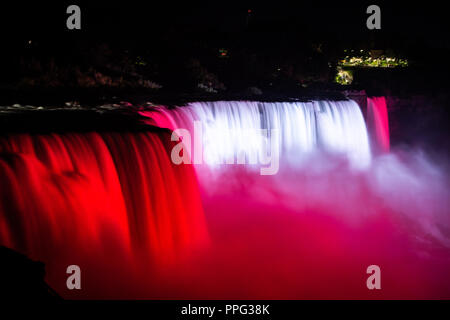 NIagara falls mit farbiger Lichter in der Nacht beleuchtete Anzeigen Stockfoto