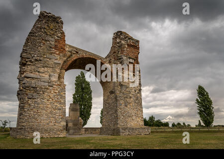 Der Öffentlichkeit zugänglich Heiden" (Tor) in Petronell Carnuntum Heidentor (Niederösterreich) war vermutlich errichtet während der Herrschaft von Kaiser Konstantius Stockfoto