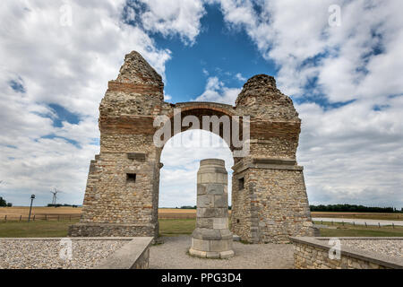 Der Öffentlichkeit zugänglich Heiden" (Tor) in Petronell Carnuntum Heidentor (Niederösterreich) war vermutlich errichtet während der Herrschaft von Kaiser Konstantius Stockfoto