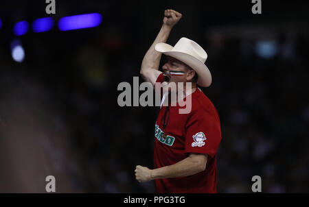 Aficionado que Viste de sombrero Vaquero y Jersey de Mexico anima a la afición, durante El Segundo partido Halbfinale de la Serie del Caribe en el Nue Stockfoto