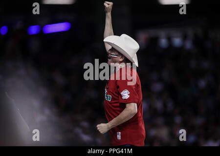 Aficionado que Viste de sombrero Vaquero y Jersey de Mexico anima a la afición, durante El Segundo partido Halbfinale de la Serie del Caribe en el Nue Stockfoto
