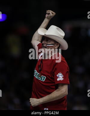 Aficionado que Viste de sombrero Vaquero y Jersey de Mexico anima a la afición, durante El Segundo partido Halbfinale de la Serie del Caribe en el Nue Stockfoto