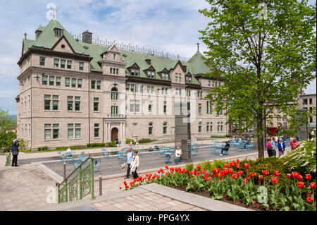 Die Menschen genießen einen warmen Tag auf der Terrasse vor dem Rathaus von Quebec City. Quebec, Kanada Stockfoto