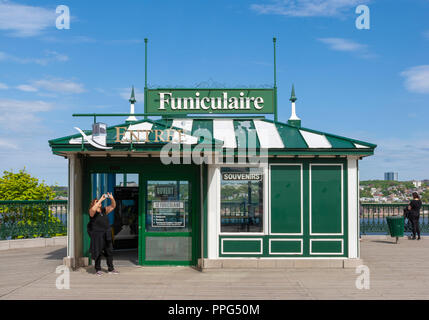 Die obere Ebene Station des Alten Quebec Seilbahn, auf der Terrasse Dufferin. Eine Frau ist eine Momentaufnahme in der Nähe Château Frontenac Hotel. Stockfoto