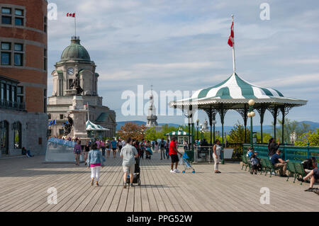 Touristen genießen Sie einen Spaziergang auf dem Holzsteg der Dufferin Terrasse, auf der Seite von Château Frontenac. Quebec City, Quebec, Kanada Stockfoto