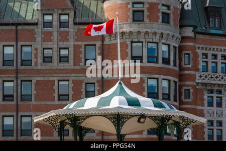 Blick auf die obere Seite des Princesse Louise Pavillon auf der Terrasse Dufferin, über die Fassade des Fairmont Le Château Frontenac Hotel. Stockfoto