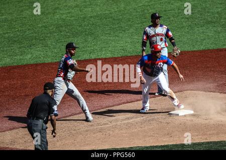 Abiatal Avelino de Republica Dominicana hace un Tiro. Abiatal (i), Johnny Monell (c) Corredor de Puerto Rico y Gustavo Nuñez. Acciones, durante el Stockfoto