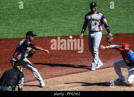 Abiatal Avelino de Republica Dominicana hace un Tiro. Abiatal (i), Johnny Monell (c) Corredor de Puerto Rico y Gustavo Nuñez. Acciones, durante el Stockfoto