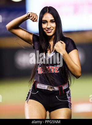 Edecanes o Chica Tecate. Acciones, durante el Partido de Beisbol de la Serie del Caribe con El Encuentro entre Tomateros de Culiacan Mexiko contra Stockfoto