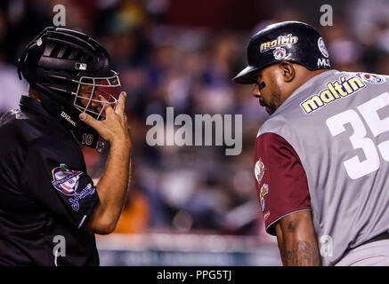 Luis Jimenez discute con Ponche por el ampayer, durante el Partido de Beisbol de la Serie del Caribe con El Encuentro entre Tomateros de Culiacan de M Stockfoto