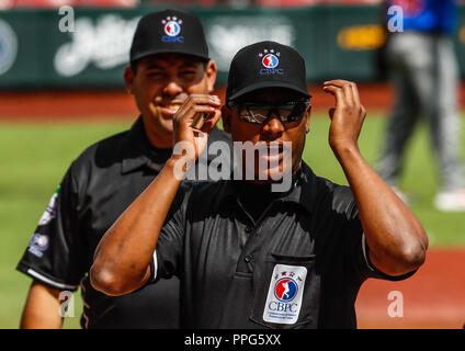 Equipo de Ampayers de la TPA. Ampayer. . Partido de Beisbol de la Serie del Caribe con El Encuentro entre Caribes de Anzoátegui de Venezuela contra Stockfoto