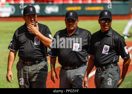 Equipo de Ampayers de la TPA. Ampayer. . Partido de Beisbol de la Serie del Caribe con El Encuentro entre Caribes de Anzoátegui de Venezuela contra Stockfoto