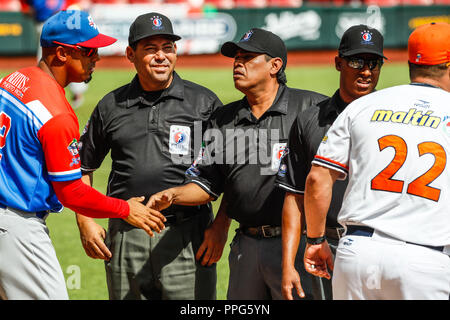 Equipo de Ampayers de la TPA. Ampayer. . Partido de Beisbol de la Serie del Caribe con El Encuentro entre Caribes de Anzoátegui de Venezuela contra Stockfoto