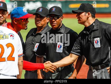 Equipo de Ampayers de la TPA. Ampayer. . Partido de Beisbol de la Serie del Caribe con El Encuentro entre Caribes de Anzoátegui de Venezuela contra Stockfoto