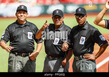 Equipo de Ampayers de la TPA. Ampayer. . Partido de Beisbol de la Serie del Caribe con El Encuentro entre Caribes de Anzoátegui de Venezuela contra Stockfoto