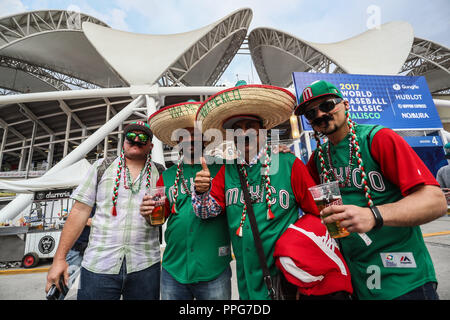 Beisbol disfrazados Fanáticos del con Sombreros de Charros y Jersey de Mexico En La Fachada del Estadio Olimpico Panamericano o Estadio Charros de Jal Stockfoto