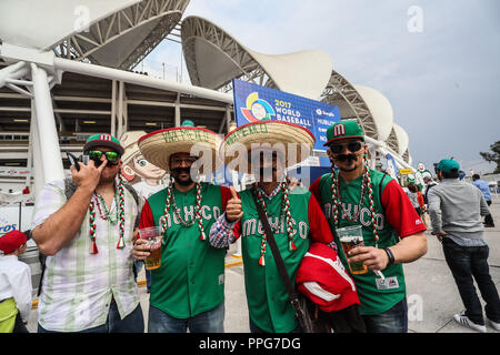 Beisbol disfrazados Fanáticos del con Sombreros de Charros y Jersey de Mexico En La Fachada del Estadio Olimpico Panamericano o Estadio Charros de Jal Stockfoto