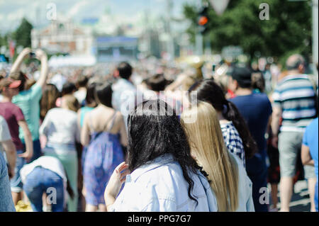 Eine Menge der Bürger. Viele Bürger auf einer Straße der Stadt, Ansicht von hinten, blur Stockfoto