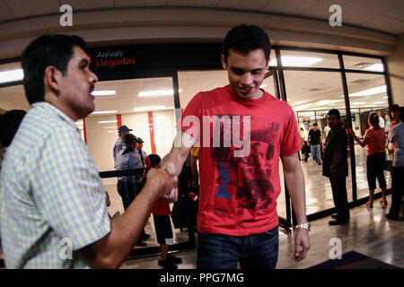 Julii Cesar Chavez Jr, Boxen acompañado del politisch Epifanio Salido en el aeropuerto de Hermosillo, Sonora, Mexiko. Stockfoto