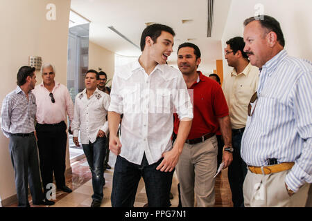 Julii Cesar Chavez Jr, Boxen acompañado del politisch Epifanio Salido en el aeropuerto de Hermosillo, Sonora, Mexiko. Stockfoto