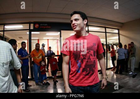 Julii Cesar Chavez Jr, Boxen acompañado del politisch Epifanio Salido en el aeropuerto de Hermosillo, Sonora, Mexiko. Stockfoto