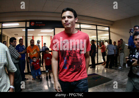 Julii Cesar Chavez Jr, Boxen acompañado del politisch Epifanio Salido en el aeropuerto de Hermosillo, Sonora, Mexiko. Stockfoto