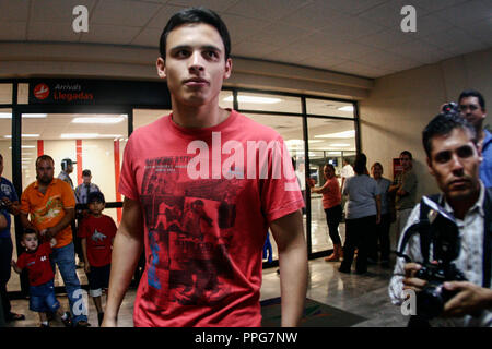 Julii Cesar Chavez Jr, Boxen acompañado del politisch Epifanio Salido en el aeropuerto de Hermosillo, Sonora, Mexiko. Stockfoto