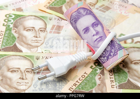 Elektrische Netz vor dem Hintergrund der ukrainischen Griwna Geld. Das Konzept und Symbol der Anhebung der Preise und Tarife für Strom Stockfoto