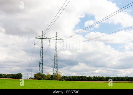 Elektrische Hochspannungsleitung Netzwerk auf einem Hintergrund von Geld. Das Konzept und Symbol der Anhebung der Preise und Tarife für Strom Stockfoto