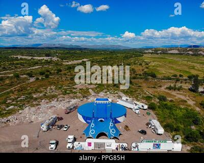 Luftaufnahme der Hütte des El Circo de Brasilien Im unbewohntes Gebiet von Santa Ana, Sonora, Mexiko. Ländliche Landschaft, Alltag, Scheuern (Foto: Luis Gu Stockfoto