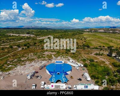 Luftaufnahme der Hütte des El Circo de Brasilien Im unbewohntes Gebiet von Santa Ana, Sonora, Mexiko. Ländliche Landschaft, Alltag, Scheuern (Foto: Luis Gu Stockfoto