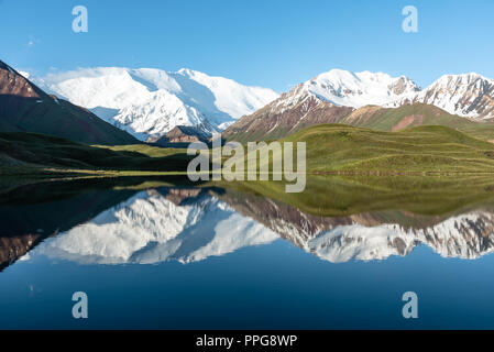 Peak Lenin gespiegelt in einem Bergsee, Kirgisistan Stockfoto