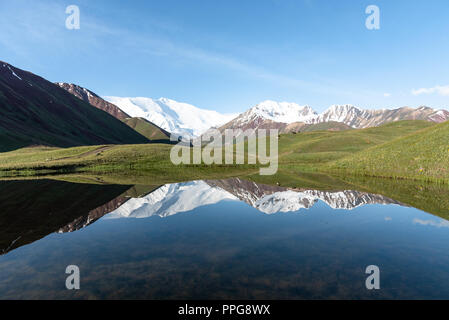 Peak Lenin gespiegelt in einem Bergsee, Kirgisistan Stockfoto