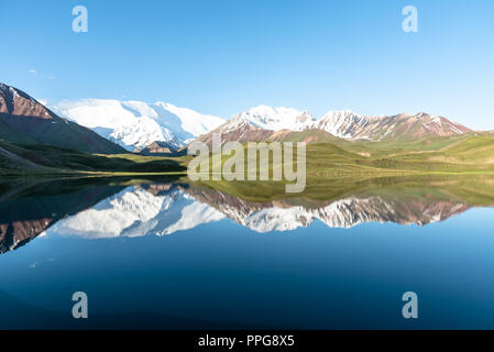 Peak Lenin gespiegelt in einem Bergsee, Kirgisistan Stockfoto